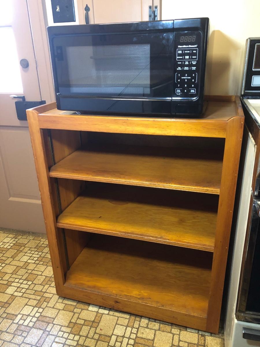 LOT 109K Rolling Wooden Kitchen Shelf w/ Hamilton Beach Microwave