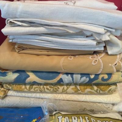 Lot 182 tables cloths