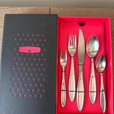 Lot 174 Gourmet Settings flatware service for 4