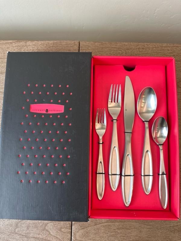 Lot 174 Gourmet Settings flatware service for 4