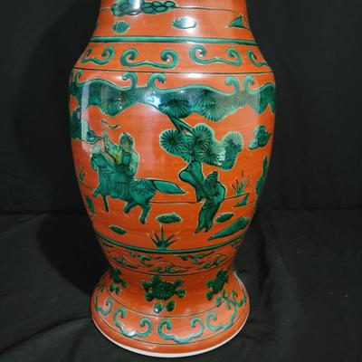 Red and Green Porcelain Vase (D-DW)