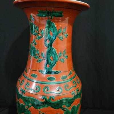 Red and Green Porcelain Vase (D-DW)