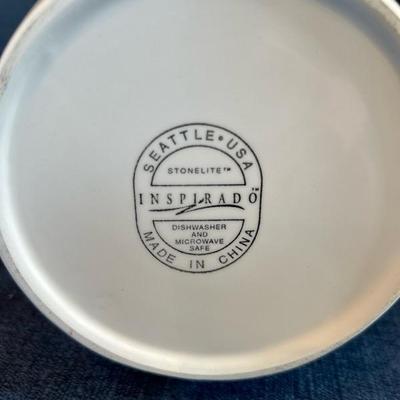 Lot 202 kitchen items