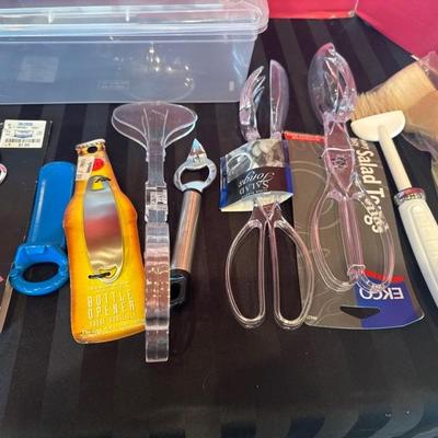 Lot 207 Variety of kitchen gadgets