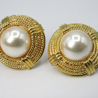 Vintage costume Jewelry gold-tone Pearl earrings (clip-on)