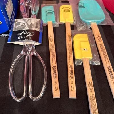 Lot 249 kitchen items