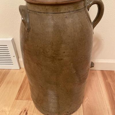 Large pottery jug with umbrellas