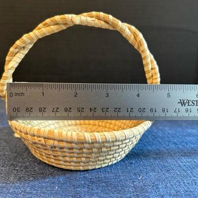 Lot 263 Sweetgrass baskets home decor