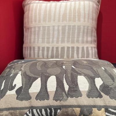 Lot 301 chair/ cushion pillowâ€™s