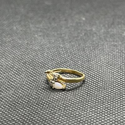 10k gold ring with Opal & small diamonds. Missing 1 Opal stone