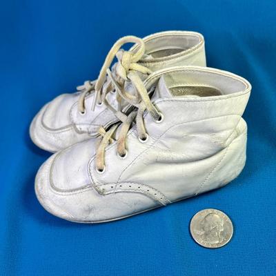 WHITE LEATHER BABY SHOES WITH LACES