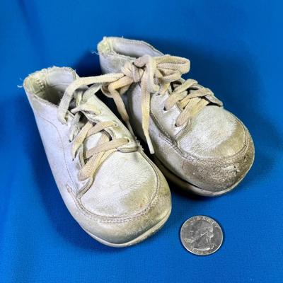WHITE LEATHER BABY SHOES WITH LACES