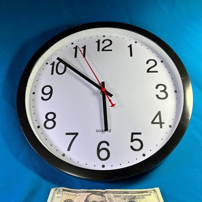 BIG ROUND BLACK FRAMED WALL CLOCK, BATTERY OPERATED WORKS GREAT