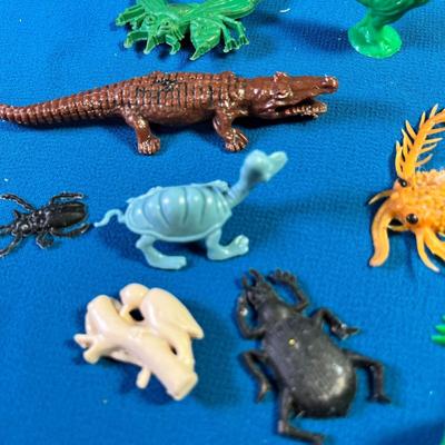 GROUP OF VINTAGE PLASTIC TOY REPTILES, BIRDS, INSECTS- 18 COUNT