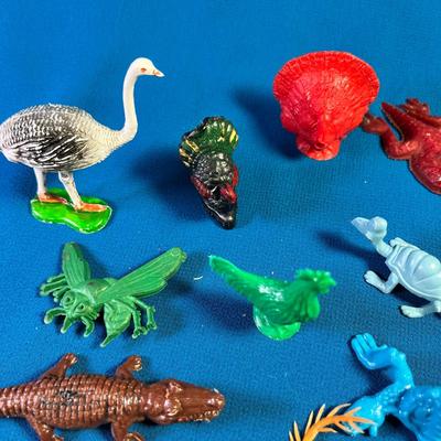GROUP OF VINTAGE PLASTIC TOY REPTILES, BIRDS, INSECTS- 18 COUNT