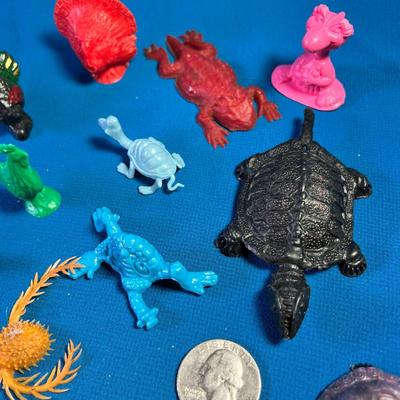 GROUP OF VINTAGE PLASTIC TOY REPTILES, BIRDS, INSECTS- 18 COUNT