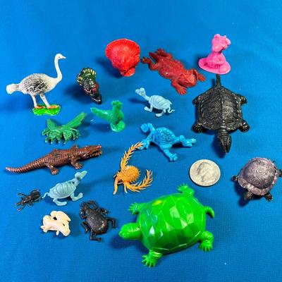GROUP OF VINTAGE PLASTIC TOY REPTILES, BIRDS, INSECTS- 18 COUNT