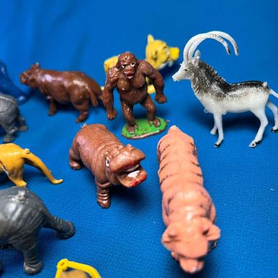 GROUP OF VINTAGE PLASTIC TOY JUNGLE ANIMALS- 17 COUNT