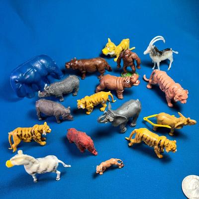 GROUP OF VINTAGE PLASTIC TOY JUNGLE ANIMALS- 17 COUNT