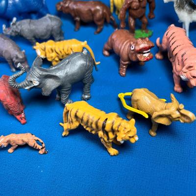 GROUP OF VINTAGE PLASTIC TOY JUNGLE ANIMALS- 17 COUNT