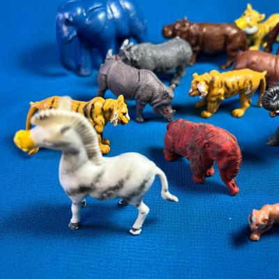 GROUP OF VINTAGE PLASTIC TOY JUNGLE ANIMALS- 17 COUNT