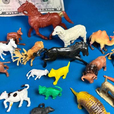 GROUP OF VINTAGE PLASTIC TOY MAMMALS- 27 COUNT