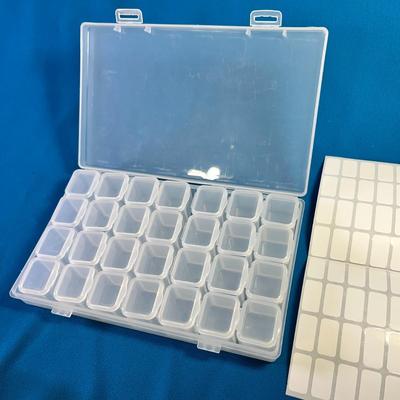 WEEKLY PILL BOX WITH 4 COMPARTMENTS PER DAY, REMOVABLE DAYS, LABELS