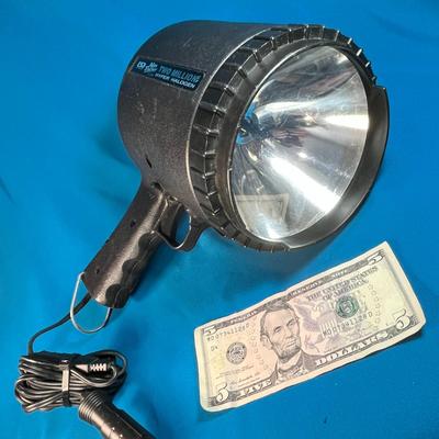 2 MILLION CANDLE POWER HALOGEN SPOTLIGHT PLUGS INTO CAR 