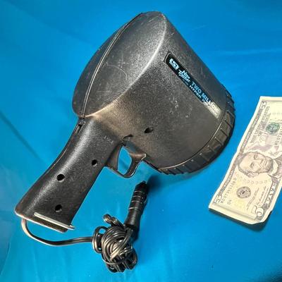 2 MILLION CANDLE POWER HALOGEN SPOTLIGHT PLUGS INTO CAR 