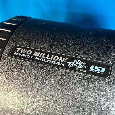 2 MILLION CANDLE POWER HALOGEN SPOTLIGHT PLUGS INTO CAR 