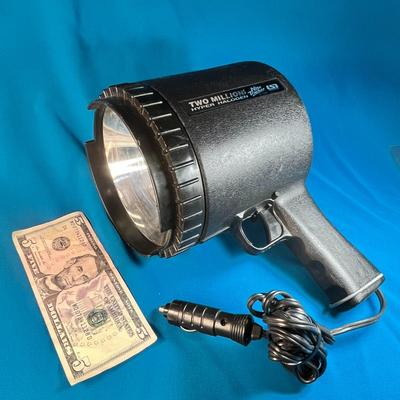 2 MILLION CANDLE POWER HALOGEN SPOTLIGHT PLUGS INTO CAR 