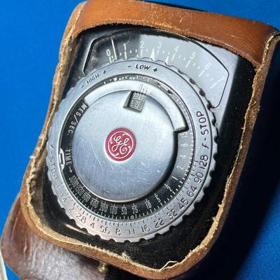 VTG. GE EXPOSURE METER WITH LEATHER CASE AND INSTRUCTION BOOKLET