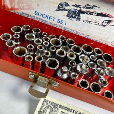 METAL BOX OF SCADS OF 1/4" SOCKETS AND 1 QUICK RELEASE RATCHET