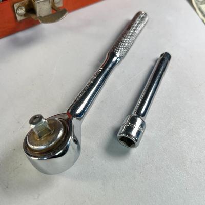 METAL BOX OF SCADS OF 1/4" SOCKETS AND 1 QUICK RELEASE RATCHET