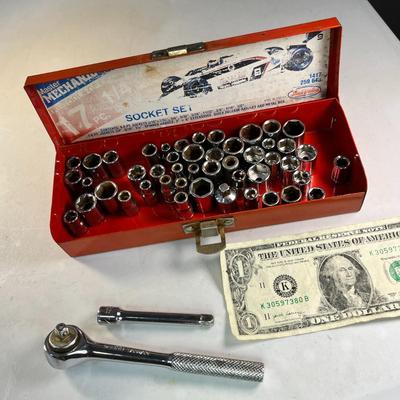 METAL BOX OF SCADS OF 1/4" SOCKETS AND 1 QUICK RELEASE RATCHET