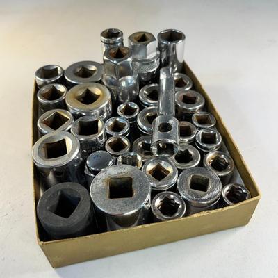 BOX OF SOCKETS 3/8" AND 1/2" MIX