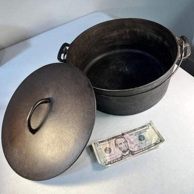 WAGNER FLAT LID CAST IRON DUTCH OVEN "9" WIRE BAIL