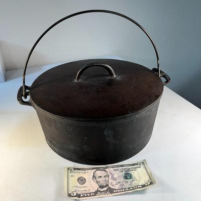 WAGNER FLAT LID CAST IRON DUTCH OVEN "9" WIRE BAIL