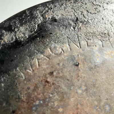 WAGNER FLAT LID CAST IRON DUTCH OVEN "9" WIRE BAIL
