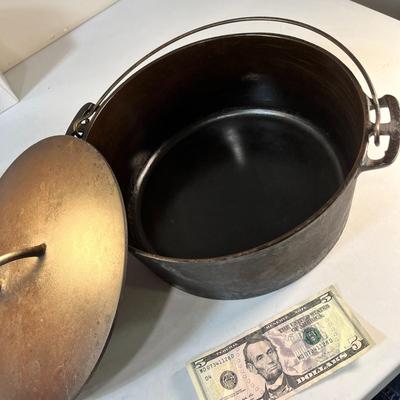 WAGNER FLAT LID CAST IRON DUTCH OVEN "9" WIRE BAIL