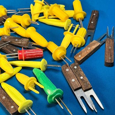 FAMILY REUNION CORN ON THE COB FEST COB HOLDERS- 44 COUNT