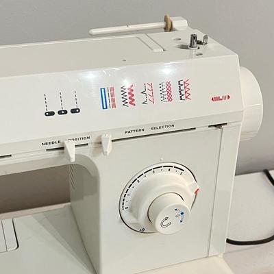 SINGER ~ Sewing Machine ~ *Read Details