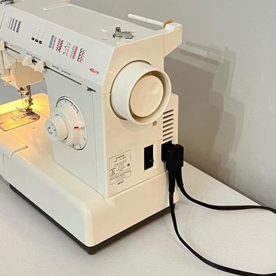 SINGER ~ Sewing Machine ~ *Read Details