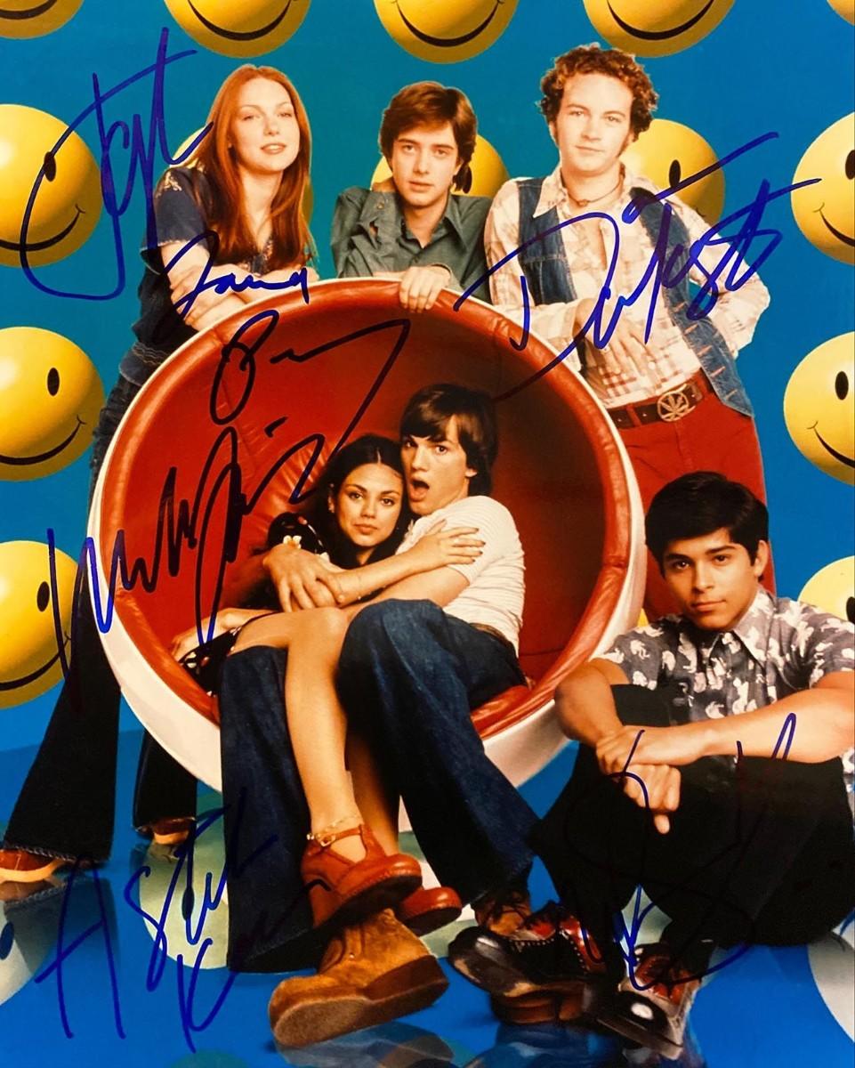 That ’70s Show cast signed photo | EstateSales.org