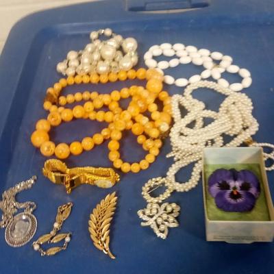 LOT 117 LOT OF VINTAGE JEWELRY