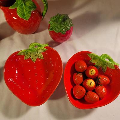 Strawberry Serveware (LR-CE)