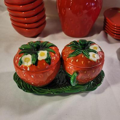 Strawberry Serveware (LR-CE)