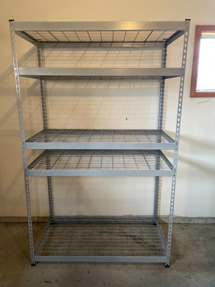 Metal shelving unit