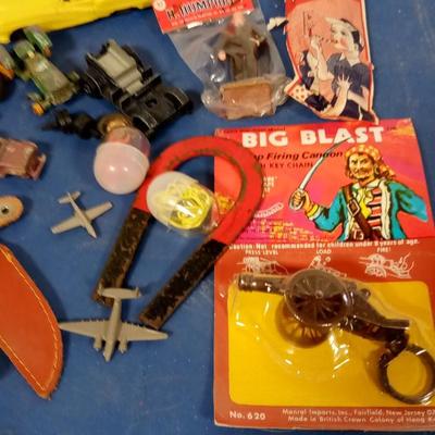LOT 146 LARGE LOT OF VINTAGE SMALL ITEMS