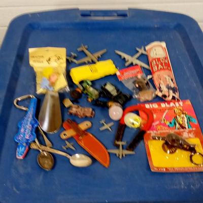 LOT 146 LARGE LOT OF VINTAGE SMALL ITEMS